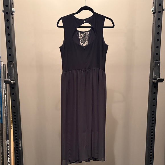 Elegant Black Sleeveless Dress - Picture 3 of 3